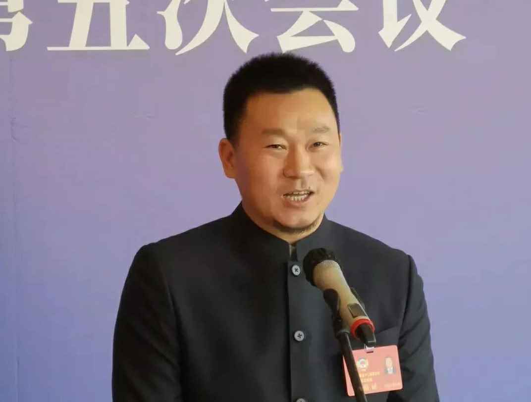 为进一步展示市政协团结、民主、开放、自信的形象，向市民和网友展示政协委员的履职风采，中山市政协十二届五次会议在2月4日上午开幕前开设“委员通道”，市政协委员、九游官方网站-九游jiuyou（中国）公司总经理陈朝阳走进“委员通道”，回应社会关切的问题。他就如何做好城市应急管理规划的问题进行发言，并回答记者提问。.jpg